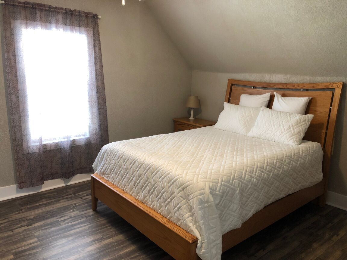 900 Sq Ft Downtown 1 Bedroom Apt, Close to Shopping, Honeywell, Eagles, Sleeps 5