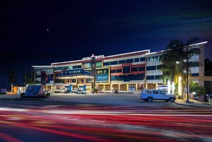 Fachada de la propiedad por la tarde o noche