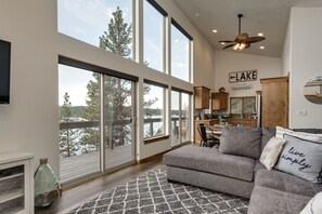 TV connectée, cheminée, lecteur de DVD, baby-foot