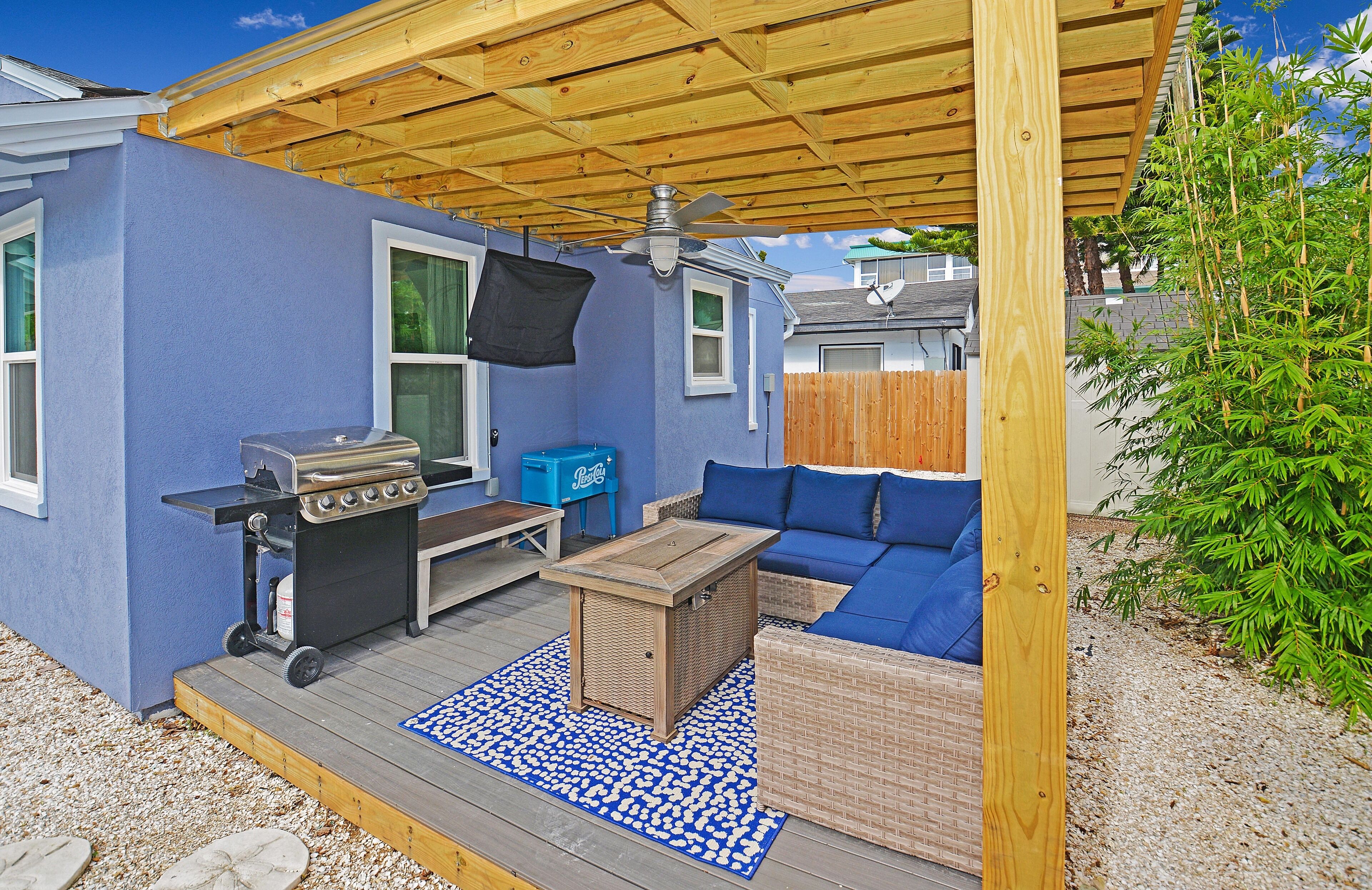 Cozy beach cottage with Sunset Beach just 300 steps to your toes in the sand.