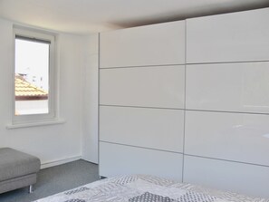 3 bedrooms, in-room safe, desk, WiFi