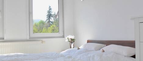 3 bedrooms, in-room safe, desk, WiFi