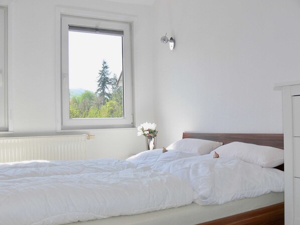 3 bedrooms, in-room safe, desk, WiFi