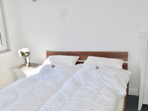 3 bedrooms, in-room safe, desk, WiFi