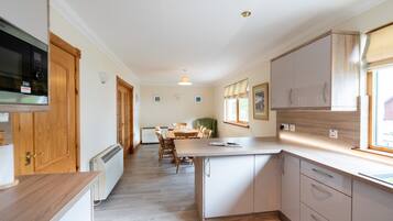 House | Private kitchen | Fridge, microwave, oven, stovetop