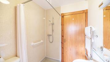 House | Bathroom | Combined shower/bathtub, deep-soaking bathtub, hair dryer, towels