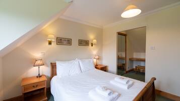 House | 4 bedrooms, iron/ironing board, free WiFi, bed sheets