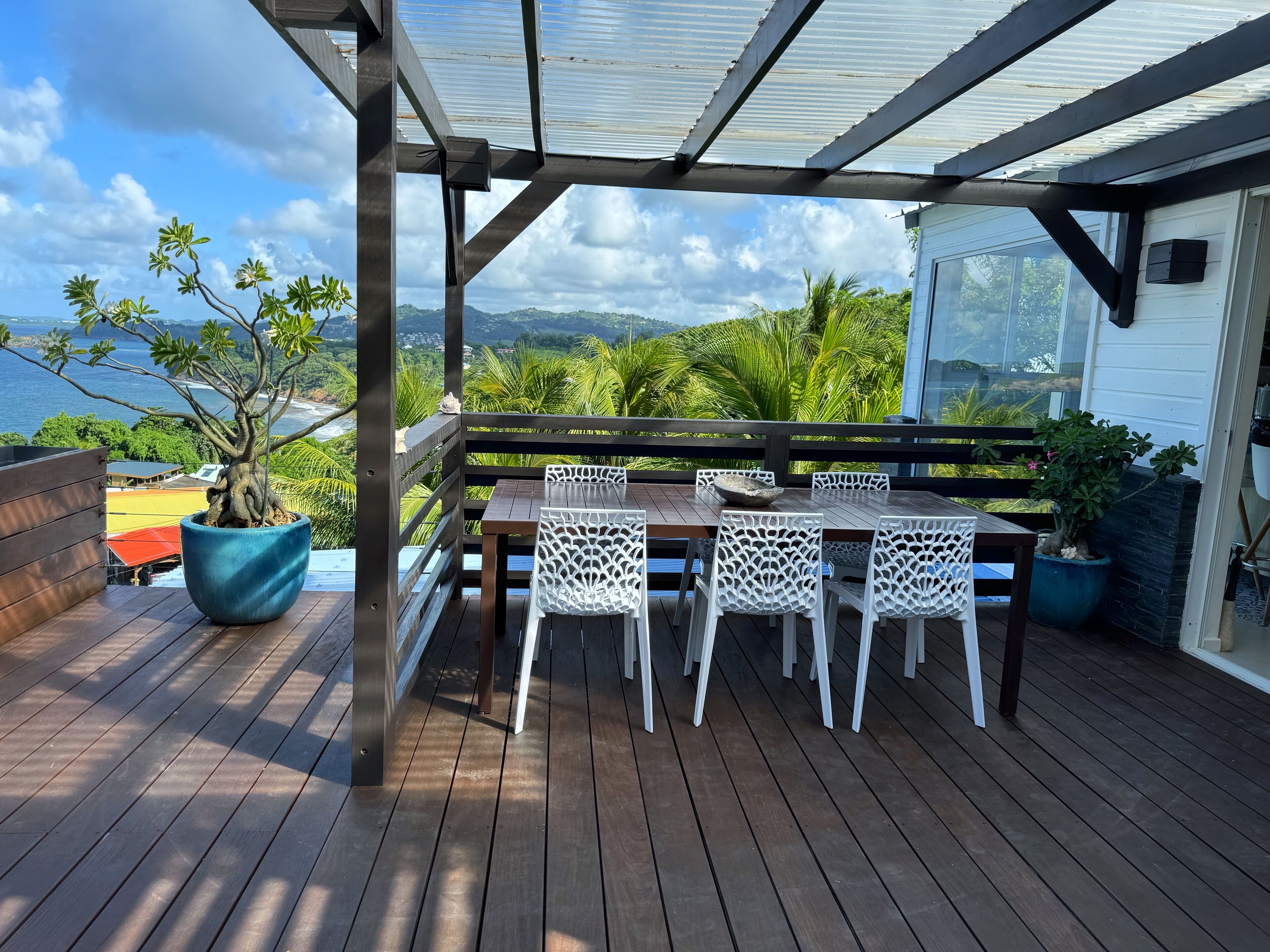 屋外ダイニングエリア