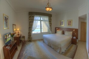 2 bedrooms, in-room safe, iron/ironing board, free WiFi