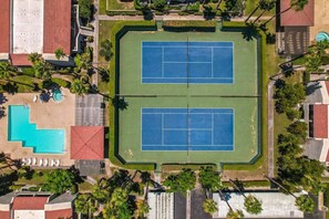 Sports court - Modern Palm Springs condo just a short walk from downtown (Palm Springs)