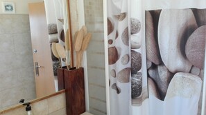Douche, sèche-cheveux, serviettes fournies, savon