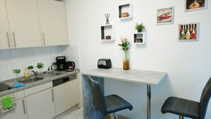 Kühlschrank, Mikrowelle, Herdplatte, Geschirrspüler