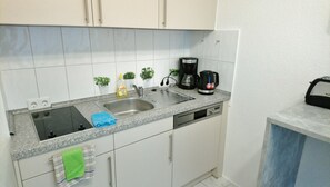 Fridge, microwave, stovetop, dishwasher - 1 room apartment HERFORD CENTER renovated, new furniture, well equipped (Herford)