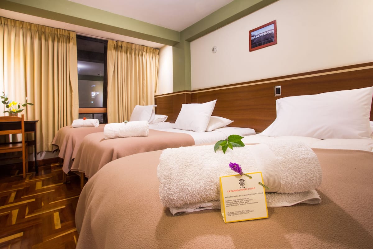 Habitación triple, 3 camas individuales | Ropa de cama hipoalergénica, edredón y escritorio
