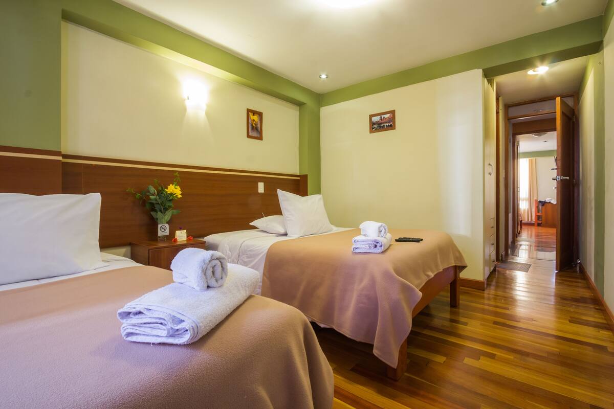 Habitación doble, 2 camas matrimoniales | Ropa de cama hipoalergénica, edredón y escritorio