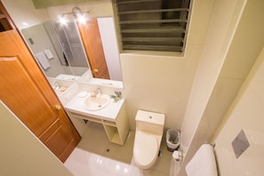 Single Room, 1 Large Twin Bed | Bathroom | Shower, towels - La Parada Hotel Cusco (Cusco)