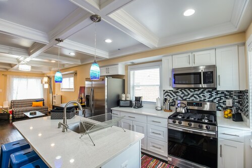 Luxury contemporary stylish rowhouse + free parking; perfect for large groups 