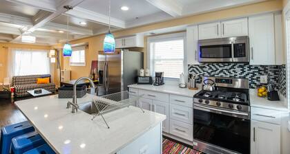 Luxury contemporary stylish rowhouse + free parking; perfect for large groups