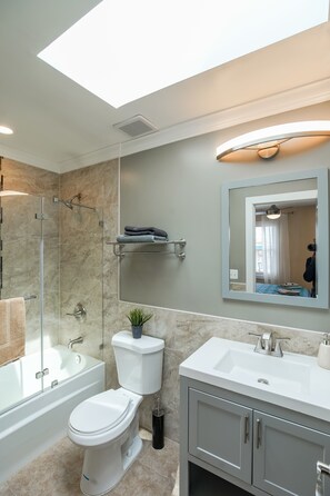 Combined shower/bathtub, hair dryer, towels, soap