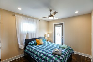 3 bedrooms, iron/ironing board, travel crib, free WiFi - Luxury contemporary stylish rowhouse + free parking; perfect for large groups  (Washington)