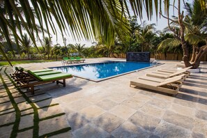 Outdoor pool, pool umbrellas, pool loungers - Wild Berry Resort Agonda (Canacona)