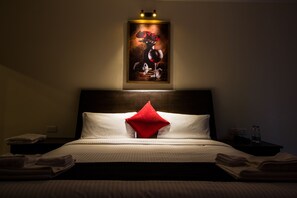 1 kamar tidur, minibar, brankas, dan meja kerja