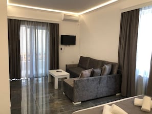 Quadruple Room with Side Sea View | Bureau, Wi-Fi gratuit, draps fournis