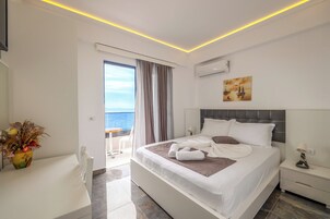 Quadruple Room with Sea View | Skrivbord, gratis wi-fi och sängkläder