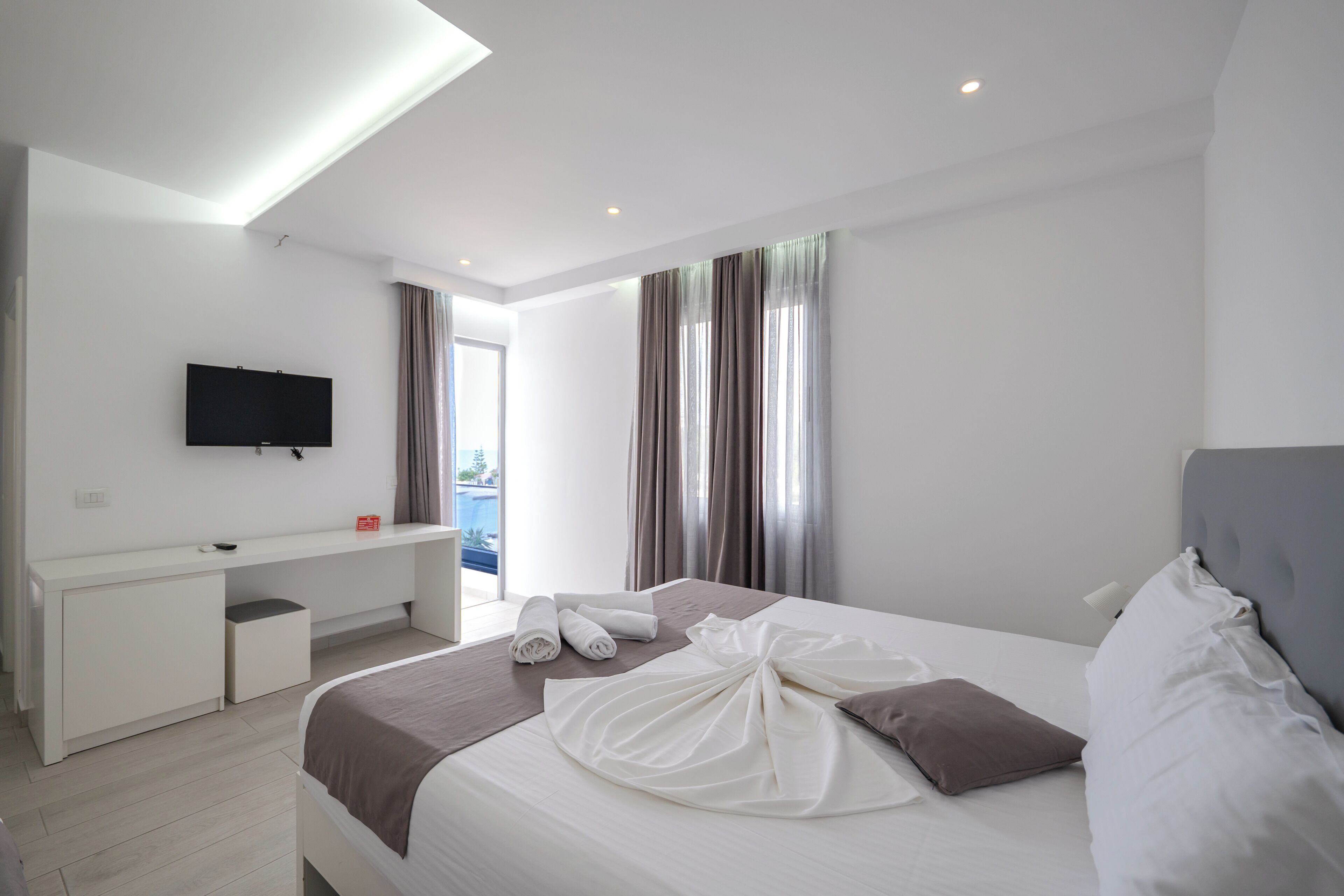 Skrivebord, wi-fi (inkludert) og sengetøy