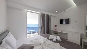 Deluxe Double or Twin Room with Sea View | Skrivebord, wi-fi (inkludert) og sengetøy