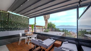 Superior Suite with Sea View | Terrass/Patio
