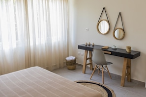 2 chambres, coffres-forts dans les chambres, fer et planche à repasser