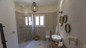 ヘアドライヤー、タオル、シャンプー、トイレットペーパー