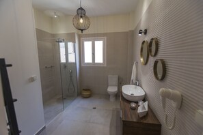 Assecador de cabells, tovalloles, xampú i paper higiènic 