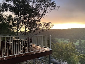 Outdoor dining - Colo Mudbrick Cabin, Spectatcular Views, Outdoor bath (Lower Portland)