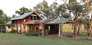 Exterior - Colo Mudbrick Cabin, Spectatcular Views, Outdoor bath (Lower Portland)