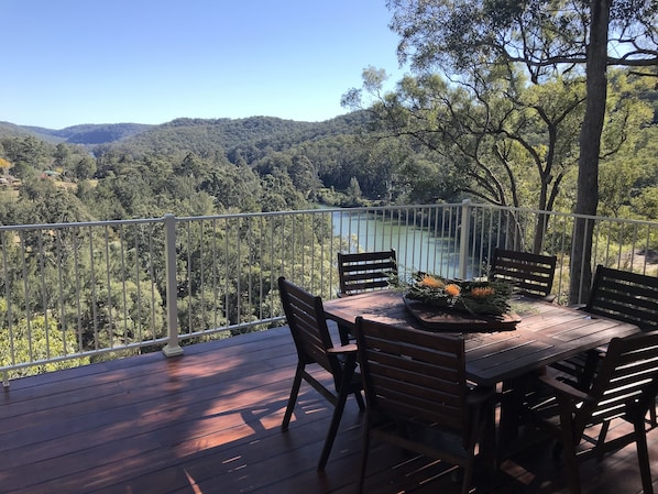 Outdoor dining - Colo Mudbrick Cabin, Spectatcular Views, Outdoor bath (Lower Portland)