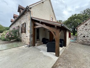 Terrace/patio - Restored farmhouse, pets allowed, near the Cher river (Haut-Bocage-Maillet)