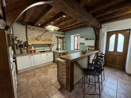 Fridge, microwave, dishwasher, freezer. Restored farmhouse, pets allowed, near the Cher river