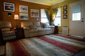 Smart TV, fireplace, DVD player, books - Beautiful Downtown Cottage  (Anchorage)