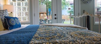 Beautiful Downtown Cottage 