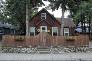 Exterior - Beautiful Downtown Cottage  (Anchorage)