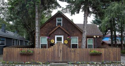 Beautiful Downtown Cottage