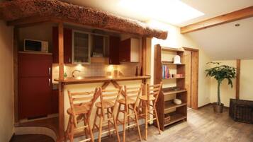 Kühlschrank, Mikrowelle, Herdplatte, Geschirrspüler