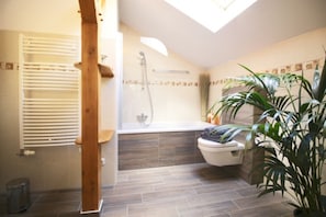 Combined shower/bathtub, soap, toilet paper - Exquisite apartments on the Baltic Sea Apartment in Bartelshagen II (Saal)