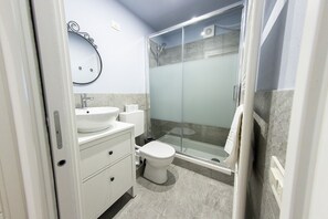 Doccia, set di cortesia gratuito, asciugacapelli, pantofole