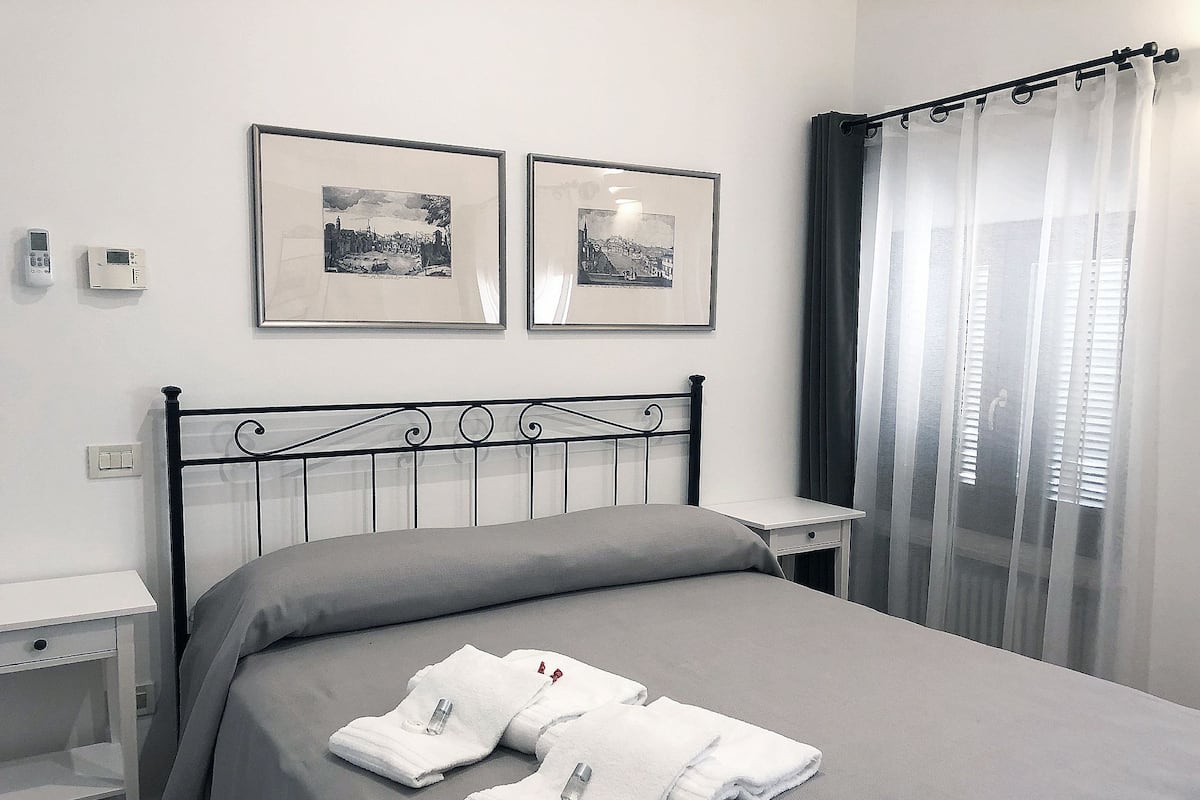 Doppia Basic | Biancheria da letto di alta qualità, tende oscuranti, Wi-Fi gratuito