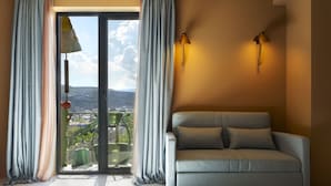 Un salon moderne avec un canapé, des rideaux et une vue à travers une porte vitrée.