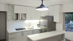 Wasserkocher mit Kaffee-/Teezubehör, Kühlschrank, Mikrowelle, Ofen