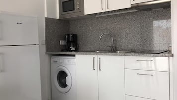 Réfrigérateur, micro-ondes, plaque de cuisson, cafetiÚre/bouilloire